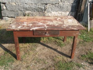 Talonpoikaispöytä ennen kunnostusta. Talonpoikaispöytä ennen kunnostusta.