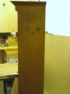 Kirjahyllyn oikean sivun vaurio. Kirjahyllyn oikea sivu