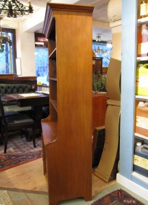 Kirjahyllyn oikea sivu korjattuna.