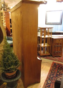 Kirjahyllyn vasen sivu korjattuna.