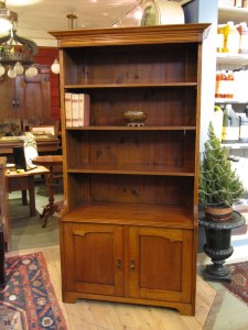 Jugend kirjahylly entisöitynä.