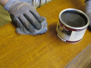 Jugend kirjahyllyn viimeistely antiikkivahalla.