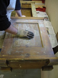 Lattiakellon kevyt hionta.