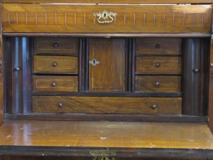 Kirjoituslipasto sisältä ennen entistystä.