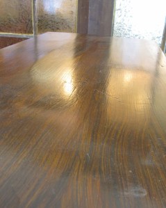 Kirjoituslipaston kansi petsilakattuna.