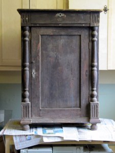 Koristemaalattu lattakaappi ennen entistämistä. Koristemaalattu lattakaappi ennen entistämistä.