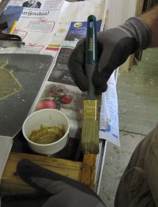 Nahkaliiman levittäminen.