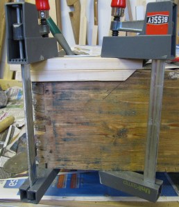 Uusi osa liimattiin ja puristettiin paikoilleen.