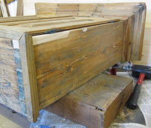 Listat ja saranan vastakappale asennettiin.