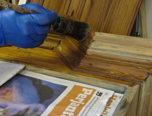 Talonpoikaiskaappi sellakkapohjustettiin.