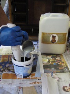 Öljytemperalakan lisääminen väripigmenttiin.