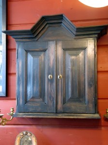 Talonpoikaiskaappi valmiina