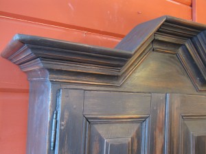 Patinoitu ja kututettu talonpoikaiskaappi