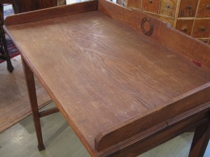 Kannessa halkeamia ja väritahra.