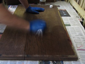 Pöydän puhdistaminen Balsamitärpätillä.