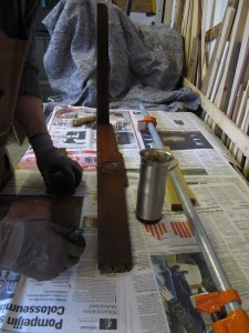 Kaiteen liimaaminen Kuumaliimalla.