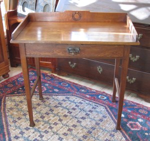 Sivupöytä entistettynä. Sivupöytä entistettynä.