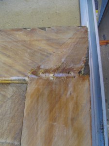 Laskulevyn kulmissa oli viiluvauriota.