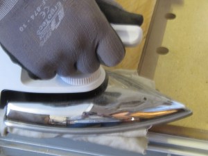 Vauriotunut viilu irroitettiin silitysraudalla.