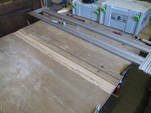 Vauriotunut puuaines poistettiin jyrsimellä.