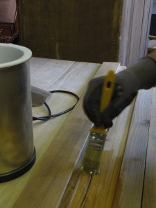 Vanhanajan puusepänliiman (nahkaliima) levitys.