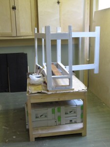 Klaffipöytä malattiin vanhanajan Kaseiinimaalilla.