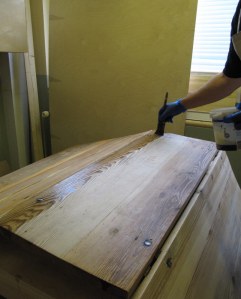 Klaffipöydän kannen sellakkapohjustaminen