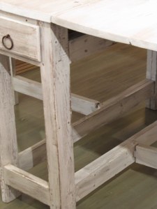 Klaffipöydän pinnat kulutettiin ja patinoitiin.