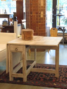 Vanhanajan kaseiinimaalilla kunnostettu Klaffipöytä