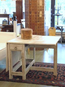 Klaffipöytä kunnostamisen jälkeen Klaffipöytä kunnostamisen jälkeen