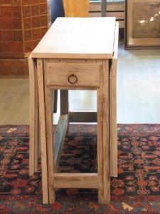 Klaffipöytä kunnostettuna Antiikkiliike Wanhassa Wiljamissa.