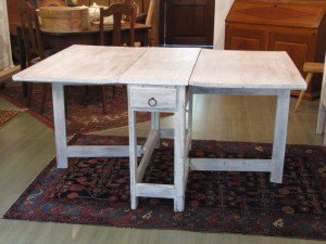 Kunnostettu klaffipöytä Antiikkiliike Wanhassa Wiljamissa.