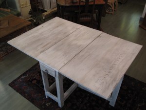 Öljytemperalla patinoitu klaffipöydän kansi.