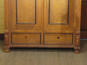 Laatikoihin on laitettu myöhemmin nupit. Laatikoihin on laitettu myöhemmin nupit.