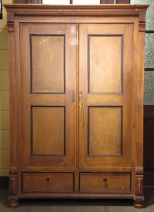 Ootrattu talonpoikaisvaatekaappi ennen entistämistä. Ootrattu talonpoikaisvaatekaappi ennen entistämistä.