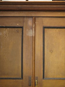 Talonpoikaisvaatekaapin ovissa on valkoinen jälki. Talonpoikaisvaatekaapin ovissa on valkoinen jälki.