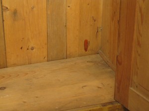 Talonpoikaisvaatekaappi vaati myös sisäosien imurointia ja pesua. Talonpoikaisvaatekaappi vaatii myös sisäosien imurointia ja pesua.