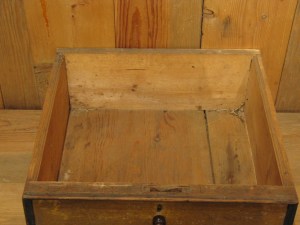 Laatikoista on lukot poistettu. Laatikoista on lukot poistettu.