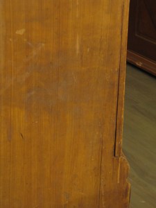 Kaapin sivuissa olevat listat ovat irronneet. Kaapin sivussa olevat listat ovat irronneet.