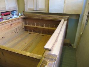 Seuraavaksi irroitin kaapin sivulistat. Kuvassa näkyy myös perhosliitos (butterfly joint). Seuraavaksi irroitin kaapin sivulistat. Kuvassa näkyy myös perhosliitos (butterfly joint).