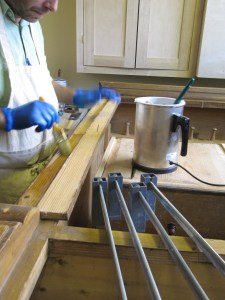 Leivitin nahkaliiman vaatekaapin runkoon. Leivitin nahkaliiman vaatekaapin runkoon.