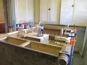 Asetin listat paikoilleen ja jätin liimaantumaan. Asetin listat paikoilleen ja jätin liimaantumaan.