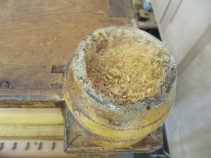 Talonpoikaisvaatekaapin vasen ja oikea etujalka oli vauriotunut. Talonpoikaisvaatekaapin vasen ja oikea etujalka oli vauriotunut.