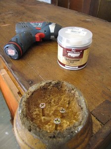 Jalan sisään porasin kolme ruuvia. Jalan sisään porasin kolme ruuvia.