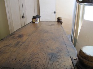 Talonpoikaisvaatekaapin pohja vahattiin Borma Wachsin valmistamalla Antiikkivahalla. Talonpoikaisvaatekaapin pohja vahattiin Borma Wachsin valmistamalla Antiikkivahalla.