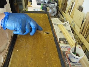 Vanhojen helojen ruuvin reiät täyettiin vahakitillä. Vanhojen helojen ruuvin reiät täyettiin vahakitillä.