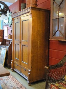 Vatekaappi heräsi uuteen loistoonsa, mutta siinä on sopivasti patinaa jäjellä. Vatekaappi heräsi uuteen loistoonsa, mutta siinä on sopivasti patinaa jäjellä.