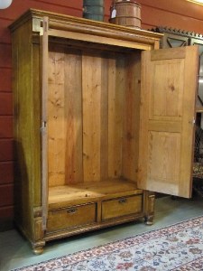 Talonpoikaisvaatekaappi puhdistettiin ja sellakattiin sisältä. Talonpoikaisvaatekaappi puhdistettiin ja sellakattiin sisältä.