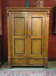 Talonpoikaisvaatekaappi entistettynä antiikkiliike Wanhassa Wiljamissa. Talonpoikaisvaatekaappi entistettynä antiikkiliike Wanhassa Wiljamissa.