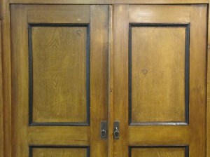 Talonpoikaisvaatekaapin ovet entistettynä. Talonpoikaisvaatekaapin ovet entistettynä.